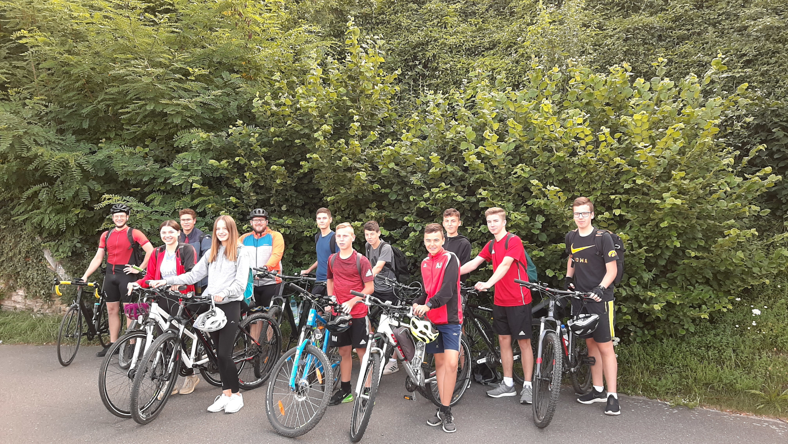 Gruppenfoto mit Jugendlichen aus Blankenrath, die sich mit dem Fahrrad auf den Weg nach Koblenz machen