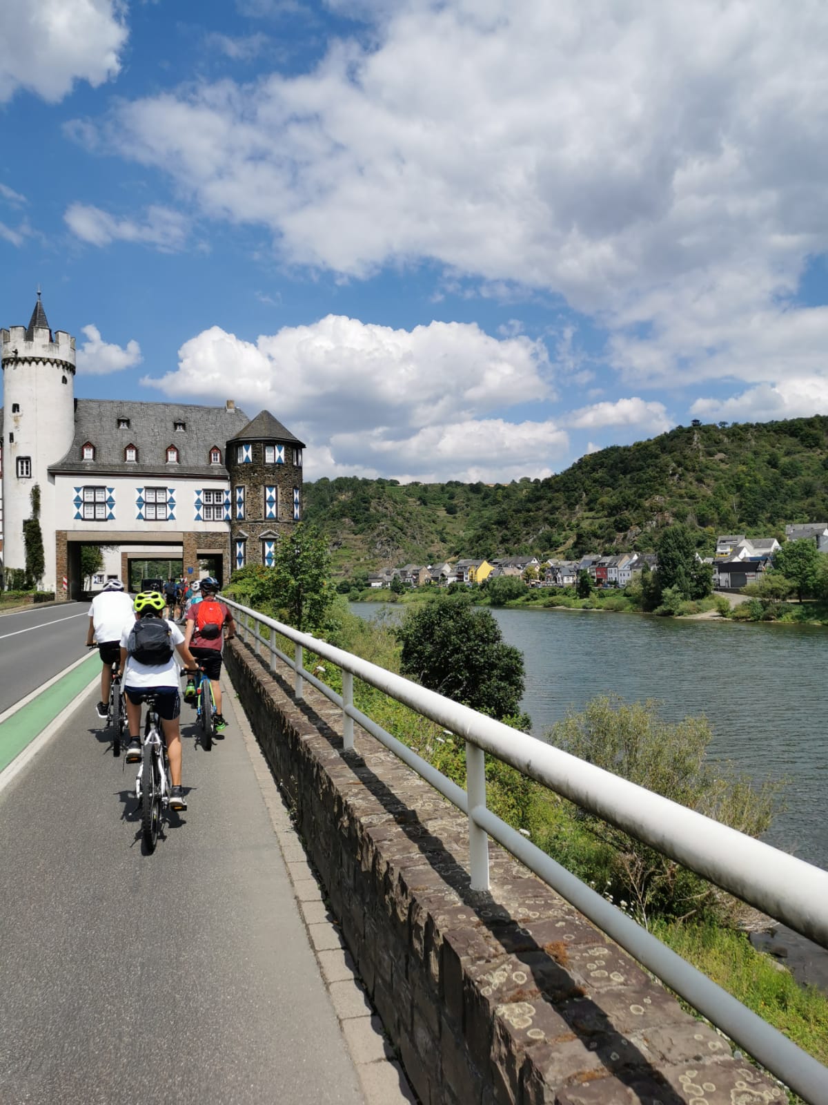 Jugendliche aus Blankenrath radeln an der Mosel entlang nach Koblenz
