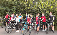 Gruppenfoto mit Jugendlichen aus Blankenrath, die sich mit dem Fahrrad auf den Weg nach Koblenz machen