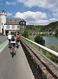 Jugendliche aus Blankenrath radeln an der Mosel entlang nach Koblenz